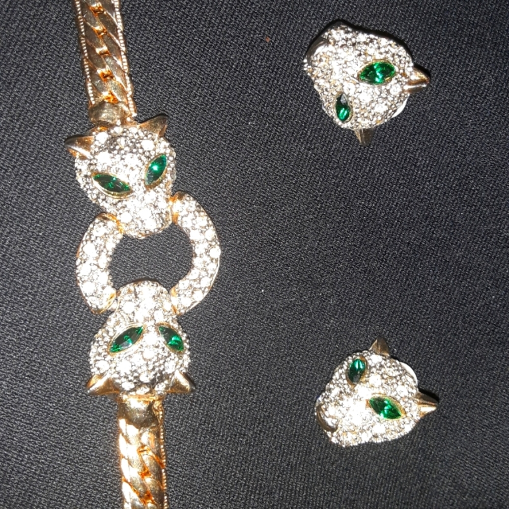 Vintage necklace and earings set. Leopard gold tone crystal w emerald eyes.
